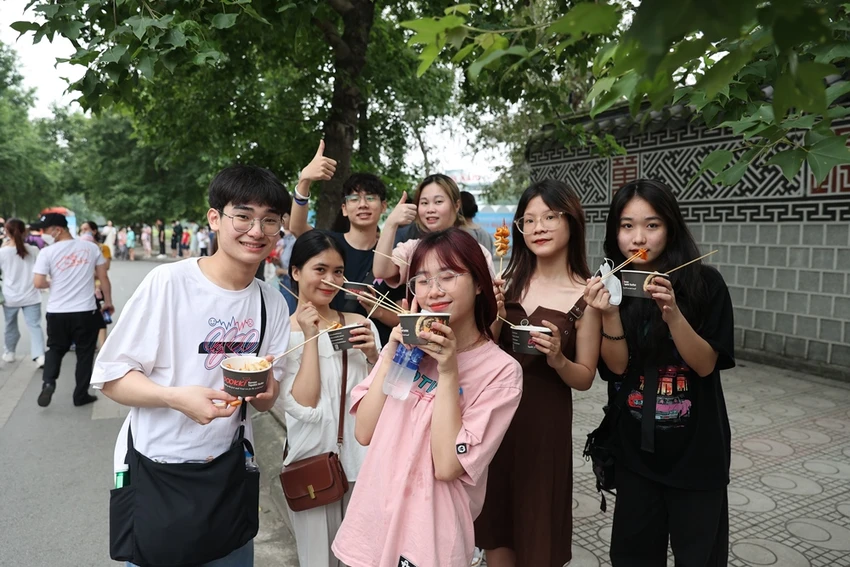 Lễ hội cũng giới thiệu về ẩm thực Hàn Quốc…Ảnh: T&H. Lễ hội cũng giới thiệu về ẩm thực Hàn Quốc…Ảnh: T&H.