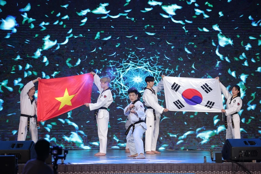 Chương trình kỷ niệm sự kiện Việt Nam và Hàn Quốc nâng mối quan hệ ngoại giao lên tầm đối tác chiến lược toàn diện. Ảnh: T&H. Chương trình kỷ niệm sự kiện Việt Nam và Hàn Quốc nâng mối quan hệ ngoại giao lên tầm đối tác chiến lược toàn diện. Ảnh: T&H.