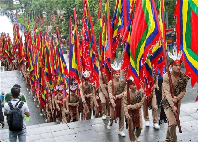 Đúng 6 giờ 30 phút, đoàn hành lễ khởi hành lên đỉnh Nghĩa Lĩnh linh thiêng. Ảnh: TTXVN. Đúng 6 giờ 30 phút, đoàn hành lễ khởi hành lên đỉnh Nghĩa Lĩnh linh thiêng. Ảnh: TTXVN.