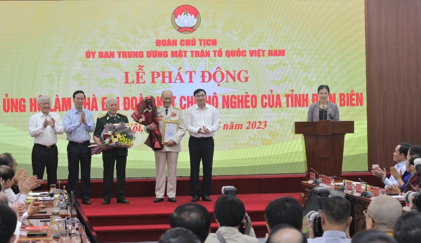 Tại chương trình, Ban tổ chức đã tiếp nhận số tiền ủng hộ hơn 280 tỉ đồng, tương đương 5.600 căn nhà Đại đoàn kết. Ảnh: VT.
