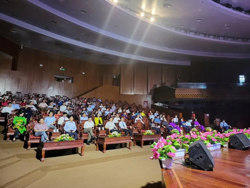 Ghế Đồng Kỵ – một trong những sản phẩm nội thất từ làng nghề truyền thống của Bắc Ninh. Ảnh: Nhà hát dân ca Quan họ Bắc Ninh..