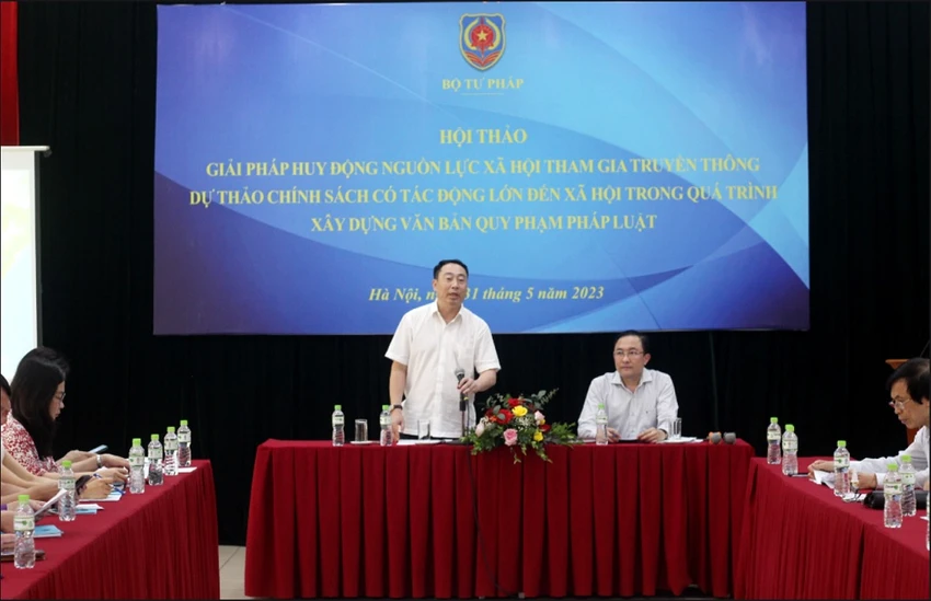 Ông Lê Vệ Quốc, Vụ trưởng Vụ Phổ biến giáo dục pháp luật, Bộ Tư pháp chủ trì hội thảo. Ông Lê Vệ Quốc, Vụ trưởng Vụ Phổ biến giáo dục pháp luật, Bộ Tư pháp chủ trì hội thảo.