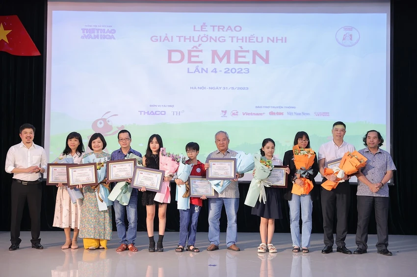 Hoàng Nhật Quang cùng các tác giả đạt giải. Hoàng Nhật Quang cùng các tác giả đạt giải.