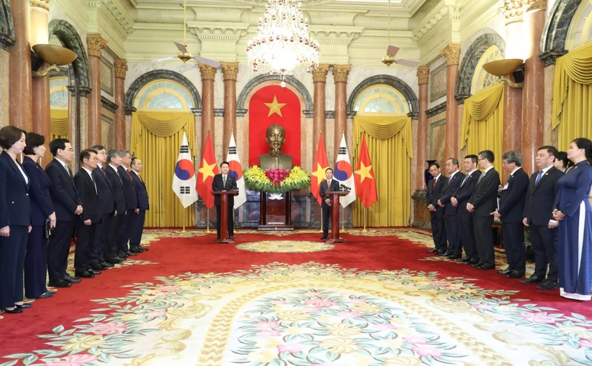 Chủ tịch nước Võ Văn Thưởng và Tổng thống Hàn Quốc Yoon Suk Yeol thông tin về kết quả hội đàm. Chủ tịch nước Võ Văn Thưởng và Tổng thống Hàn Quốc Yoon Suk Yeol thông tin về kết quả hội đàm.