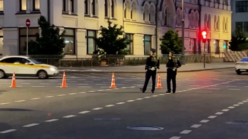 Cảnh sát trên một con đường bị phong tỏa ở thủ đô Moscow ngày 24-6. Ảnh: REUTERS. Cảnh sát trên một con đường bị phong tỏa ở thủ đô Moscow ngày 24-6. Ảnh: REUTERS.