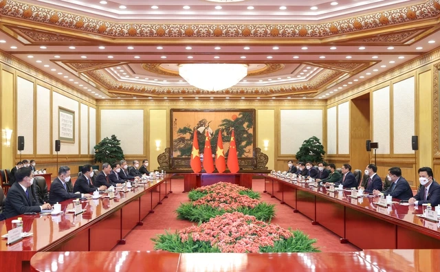 Hai Thủ tướng cũng trao đổi về các vấn đề quốc tế, khu vực cùng quan tâm. .Ảnh: VGP.