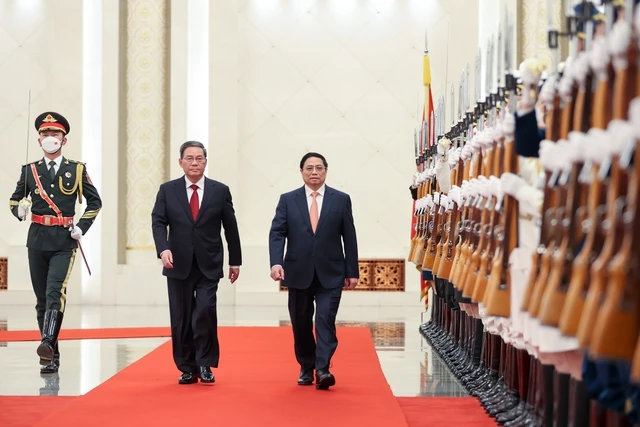 Lễ đón chính thức Thủ tướng Phạm Minh Chính và Đoàn đại biểu cấp cao Việt Nam thăm chính thức Trung Quốc được tổ chức trọng thể tại Đại lễ đường Nhân dân ở Thủ đô Bắc Kinh, do Thủ tướng Trung Quốc Lý Cường chủ trì. Ảnh: VGP Lễ đón chính thức Thủ tướng Phạm Minh Chính và Đoàn đại biểu cấp cao Việt Nam thăm chính thức Trung Quốc được tổ chức trọng thể tại Đại lễ đường Nhân dân ở Thủ đô Bắc Kinh, do Thủ tướng Trung Quốc Lý Cường chủ trì. Ảnh: VGP