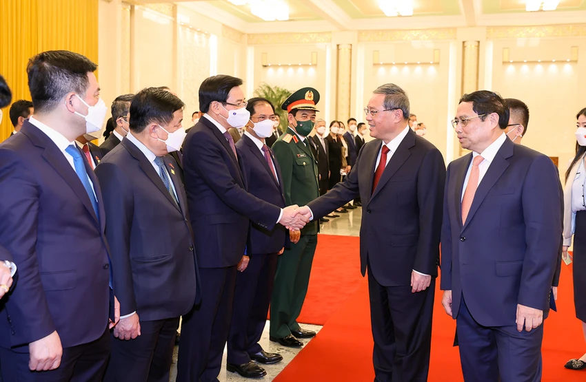 Thủ tướng Phạm Minh Chính giới thiệu với Thủ tướng Trung Quốc Lý Cường các thành viên Đoàn đại biểu cấp cao Việt Nam - Ảnh: VGP.