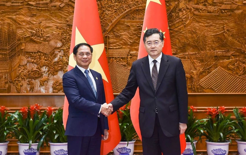 Bộ trưởng Ngoại giao Bùi Thanh Sơn và Ủy viên Quốc vụ, Bộ trưởng Ngoại giao Trung Quốc Tần Cương. Ảnh: BNG.