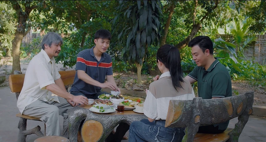 Phim 'Món quà của cha' là bức tranh về gia đình với những câu chuyện tình thân. Ảnh: VFC.