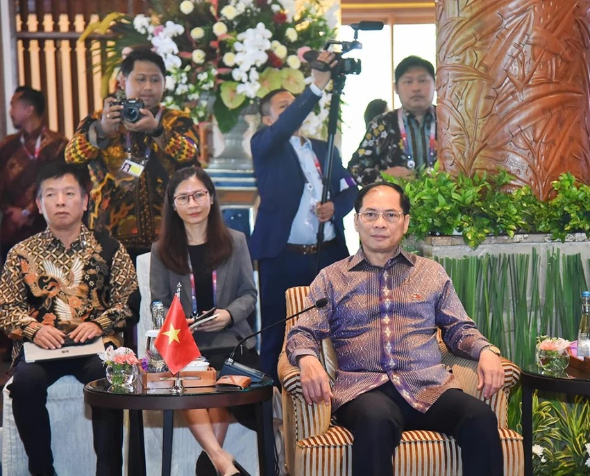 Bộ trưởng Bùi Thanh Sơn chia sẻ lập trường nguyên tắc của ASEAN trong các vấn đề quốc tế, khu vực. Bộ trưởng Bùi Thanh Sơn chia sẻ lập trường nguyên tắc của ASEAN trong các vấn đề quốc tế, khu vực.