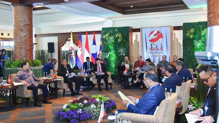 Các Bộ trưởng Ngoại giao ASEAN tham dự phiên họp hẹp AMM-56. Các Bộ trưởng Ngoại giao ASEAN tham dự phiên họp hẹp AMM-56.