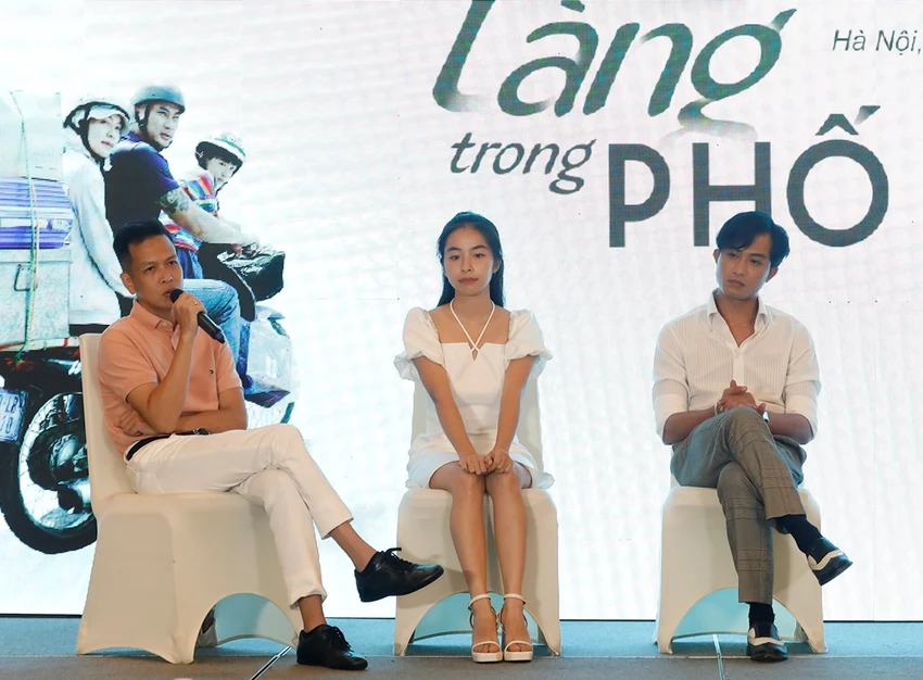 Đạo diễn Nguyễn Mai Hiền (trái) chia sẻ về những khó khăn trong quá trình làm phim. Đạo diễn Nguyễn Mai Hiền (trái) chia sẻ về những khó khăn trong quá trình làm phim.