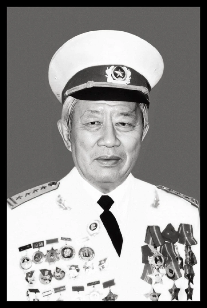 Đại tá, nhà văn Nguyễn Trần Thiết. Đại tá, nhà văn Nguyễn Trần Thiết.
