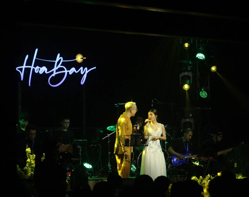 Ca sĩ Hà Nhi có màn song ca ấn tượng với Dũng Hà Hakota. Ảnh: VIẾT THỊNH. Ca sĩ Hà Nhi có màn song ca ấn tượng với Dũng Hà Hakota. Ảnh: VIẾT THỊNH.