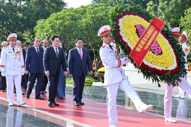 Đoàn đại biểu Ban Chấp hành Trung ương Đảng, Quốc hội, Nhà nước, Chính phủ, Ủy ban Trung ương MTTQ Việt Nam đặt vòng hoa, dâng hương tưởng niệm các anh hùng liệt sĩ.Ảnh: VGP. Đoàn đại biểu Ban Chấp hành Trung ương Đảng, Quốc hội, Nhà nước, Chính phủ, Ủy ban Trung ương MTTQ Việt Nam đặt vòng hoa, dâng hương tưởng niệm các anh hùng liệt sĩ.Ảnh: VGP.