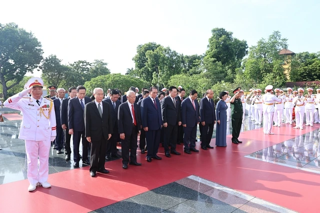 Trong không khí trang nghiêm, thành kính, các đại biểu nghiêng mình tưởng nhớ những người con ưu tú của dân tộc - Ảnh: VGP. Trong không khí trang nghiêm, thành kính, các đại biểu nghiêng mình tưởng nhớ những người con ưu tú của dân tộc - Ảnh: VGP.