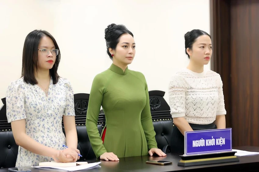 Bà Đoàn Thuý Phương, Tổng giám đốc VIETART (giữa). Ảnh: HOÀ NGUYỄN Bà Đoàn Thuý Phương, Tổng giám đốc VIETART (giữa). Ảnh: HOÀ NGUYỄN