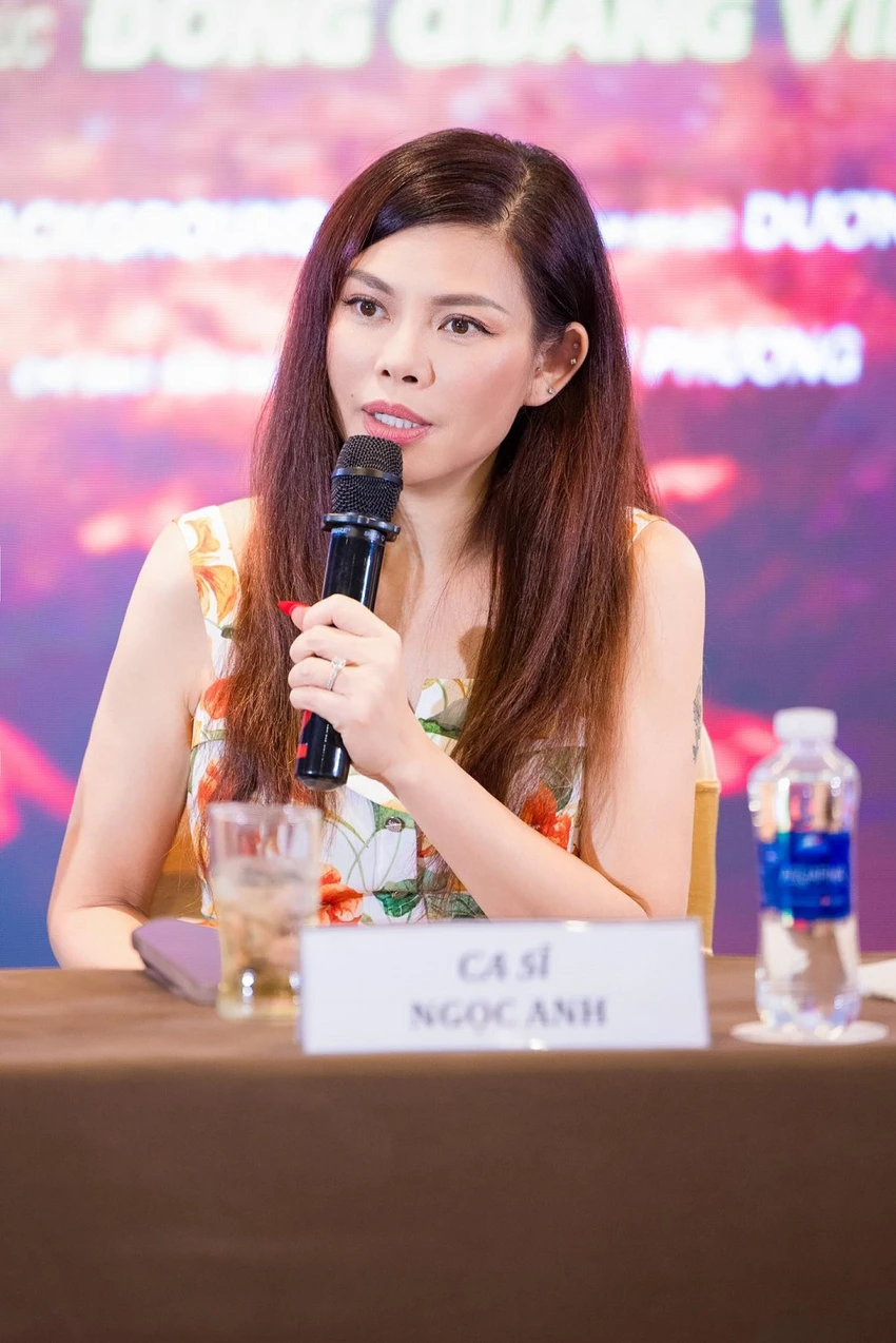 Ca sĩ Ngọc Anh tâm sự: "với mùa thu Hà Nội thì dù có trăm năm nữa mạch cảm xúc sẽ không bao giờ thay đổi". Ảnh: VŨ TOÀN. Ca sĩ Ngọc Anh tâm sự: "với mùa thu Hà Nội thì dù có trăm năm nữa mạch cảm xúc sẽ không bao giờ thay đổi". Ảnh: VŨ TOÀN.