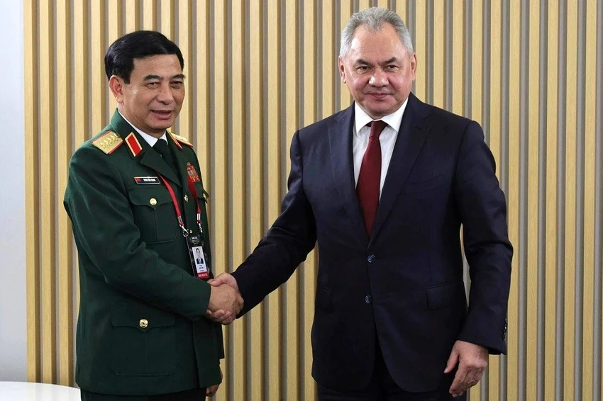 Đại tướng Phan Văn Giang, Bộ trưởng Bộ Quốc phòng hội đàm với Đại tướng Sergei Shoigu, Bộ trưởng Bộ Quốc phòng Liên bang Nga. Nguồn: AP.