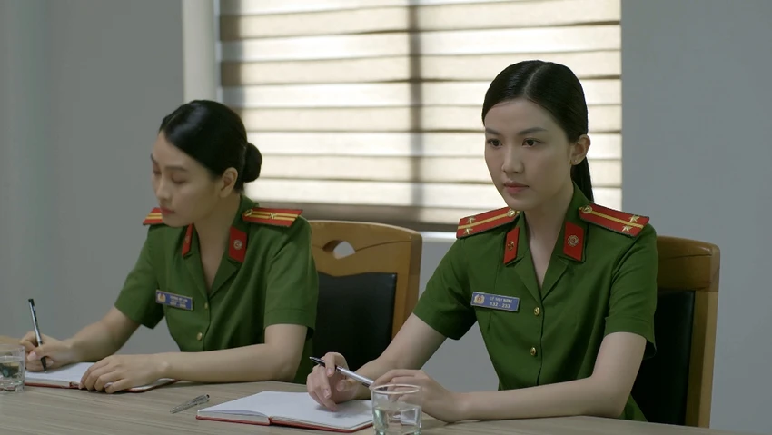 Trong phim, diễn viên Lương Thanh (phải) vào vai một chiến sĩ công an. Ảnh: VFC. Trong phim, diễn viên Lương Thanh (phải) vào vai một chiến sĩ công an. Ảnh: VFC.