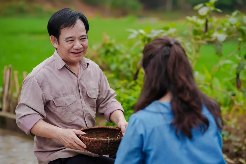 NSƯT Tiến Quang (trái) trong phim.