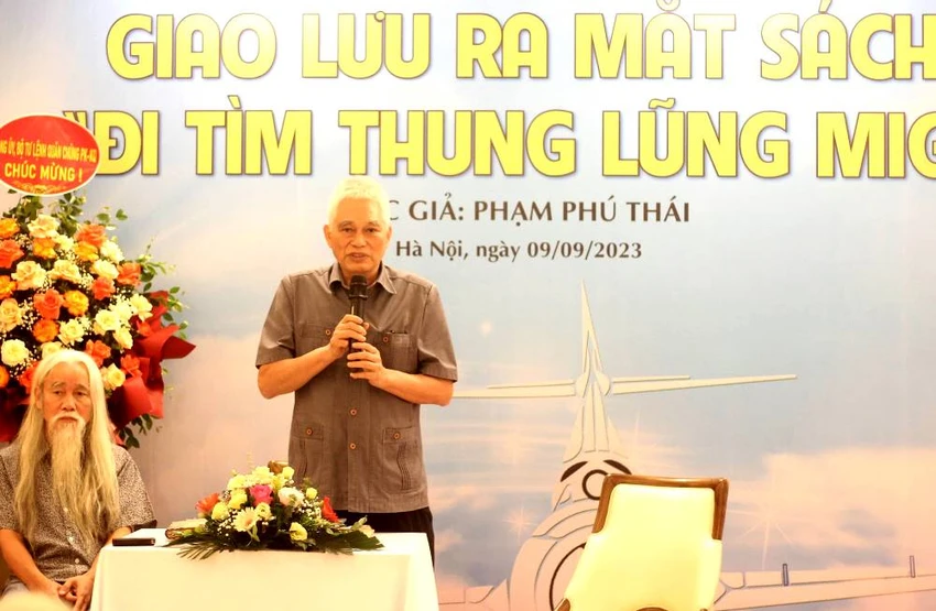 Anh hùng LLVTND Phạm Phú Thái, tác giả cuốn sách tại buổi giao lưu ra mắt tác phẩm. Ảnh: VT.