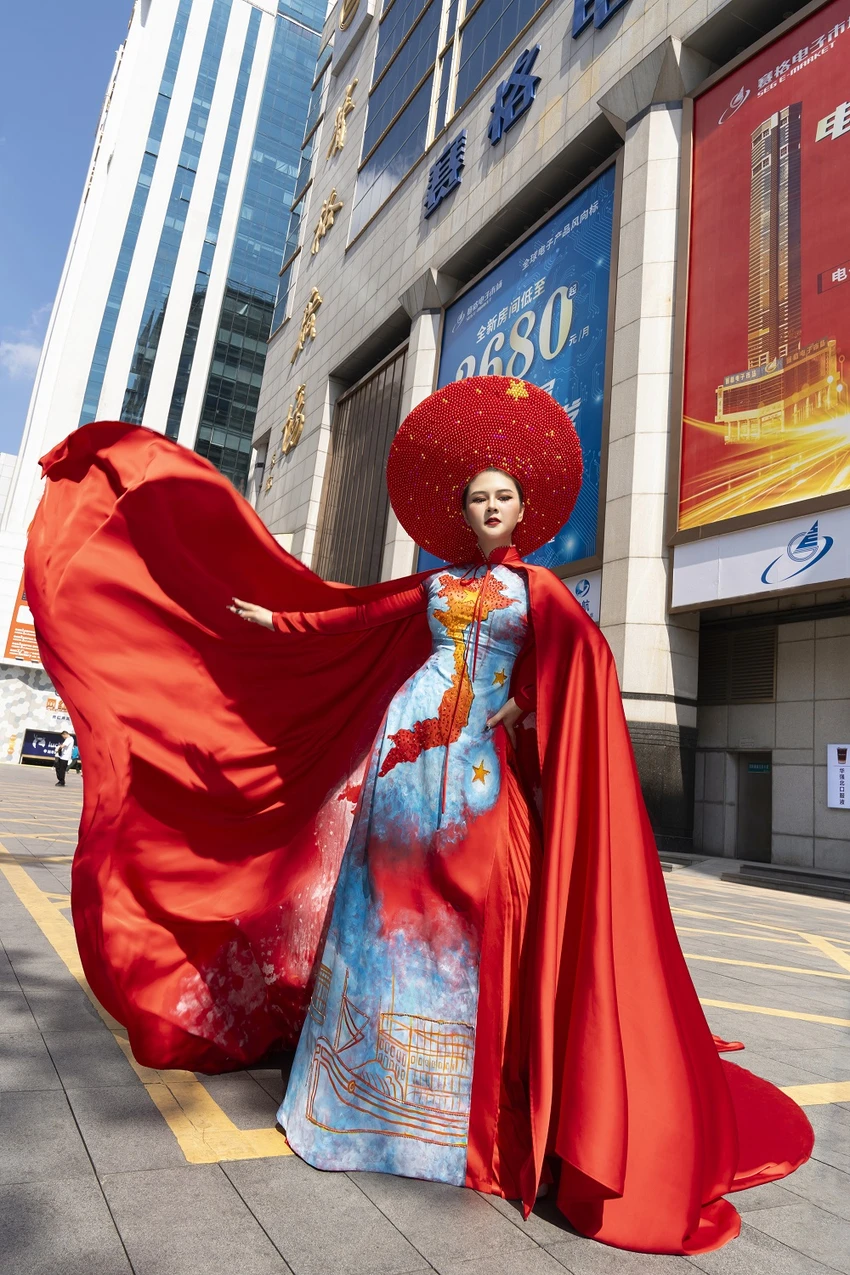 co-gai-viet-mac-ao-dai-hoang-sa-truong-sa-di-tren-duong-pho-trung-quoc-gay-sot-2.jpg