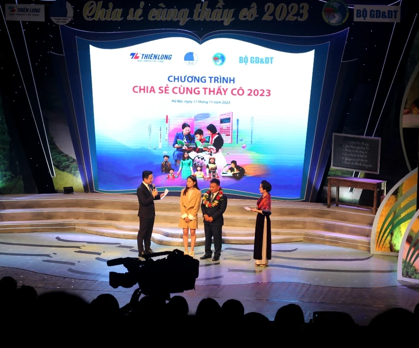 nhung-cuoc-gap-go-day-nuoc-mat-trong-chia-se-cung-thay-co-Â.JPG
