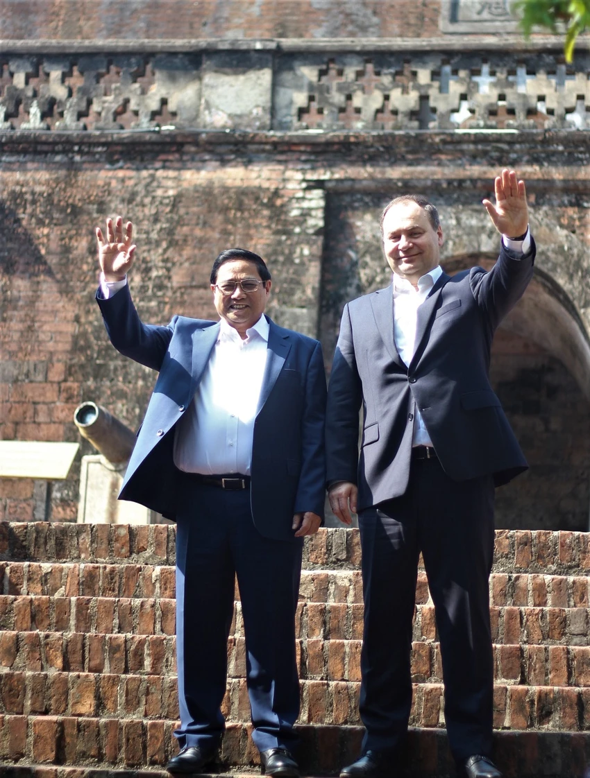 thu-tuong-pham-minh-chinh-va-thu-tuong-belarus-uong-ca-phe-tham-cot-co-ha-noi-7.jpg