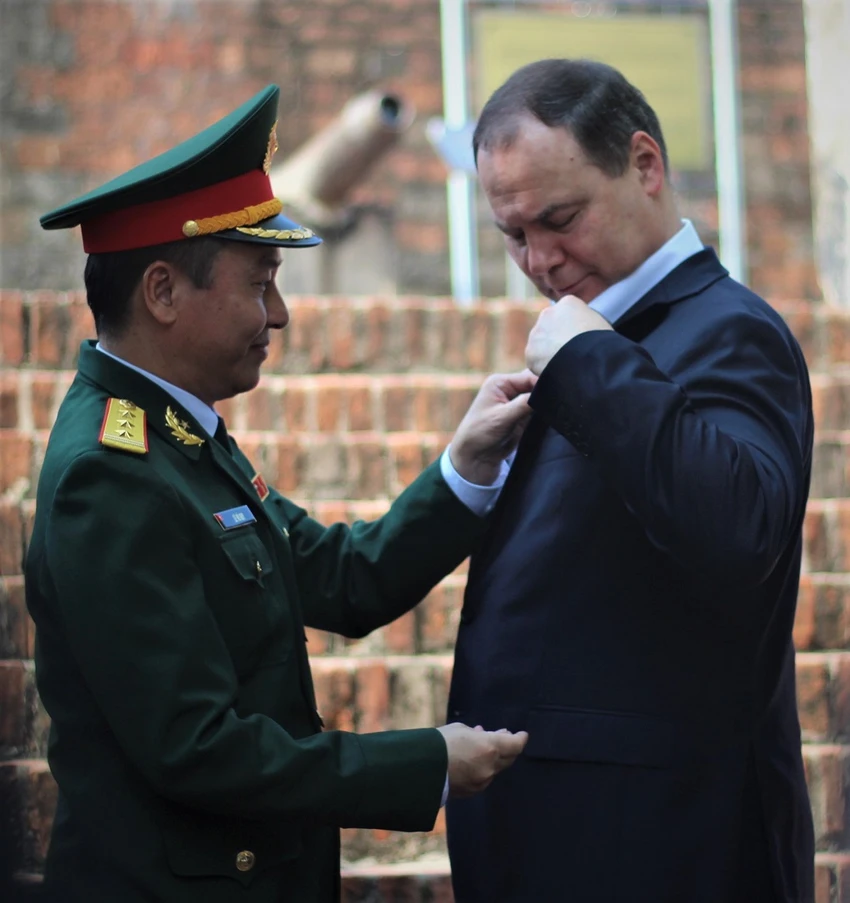 thu-tuong-pham-minh-chinh-va-thu-tuong-belarus-uong-ca-phe-tham-cot-co-ha-noi-8.jpg