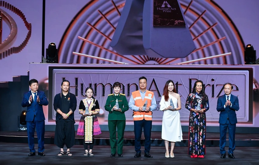 trao-giai-thuong-hanh-dong-vi-cong-dong-dung-ngap-ngung-khi-lam-viec-thien.jpg