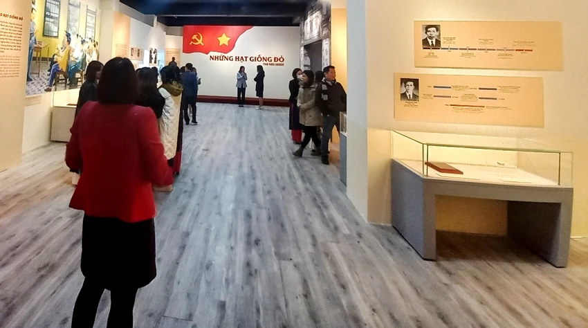 nhung-hat-giong-do-gioi-thieu-nhieu-hinh-anh-tu-lieu-quy-ve-chu-tich-ho-chi-minh-1550.jpg