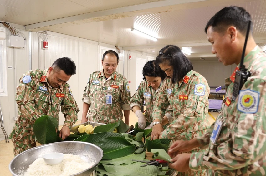 bo-doi-viet-nam-dung-nhanh-cay-rung-chau-phi-lam-dao-mai-don-tet-3.JPG
