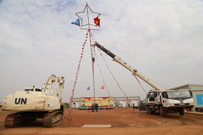 cay-neu-don-tet-cach-to-quoc-hang-chuc-nghin-km-cua-doi-cong-binh-viet-nam.jpg