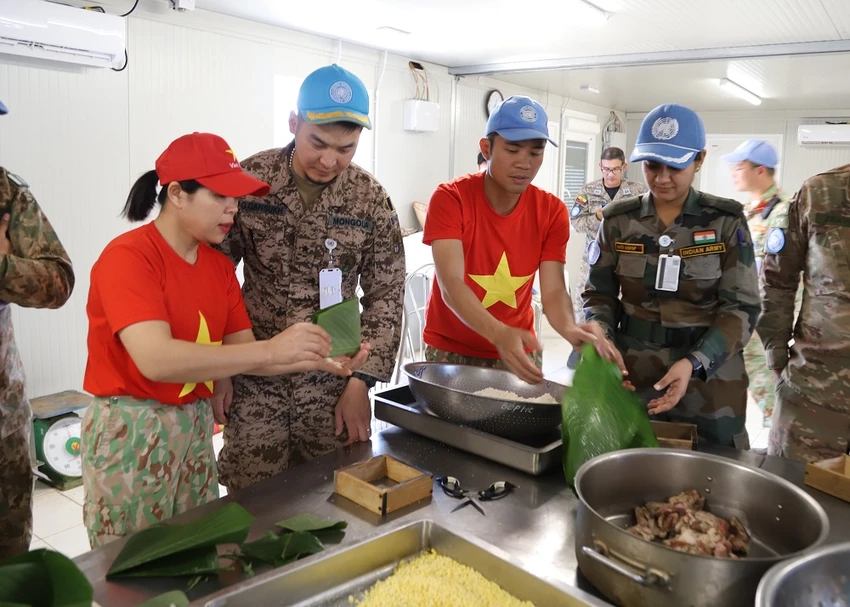 cay-neu-don-tet-cach-to-quoc-hang-chuc-nghin-km-cua-doi-cong-binh-viet-nam-3.jpg