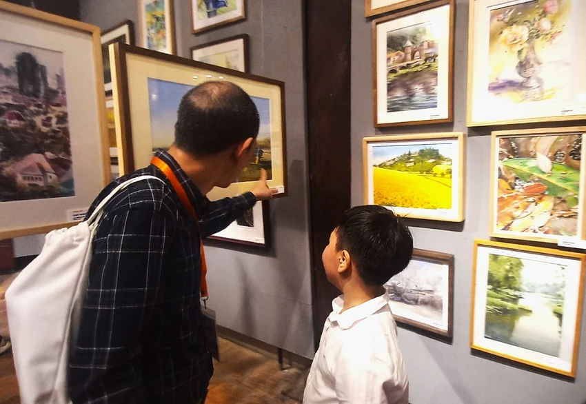khai-mac-trien-lam-tranh-mau-nuoc-lon-nhat-tai-viet-nam-3.jpg