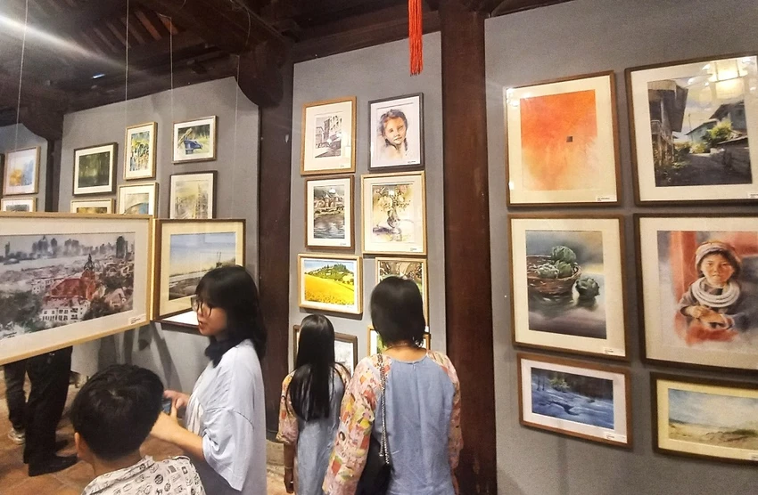 khai-mac-trien-lam-tranh-mau-nuoc-lon-nhat-tai-viet-nam.jpg