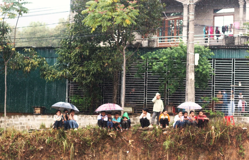 hoc-sinh-mien-nui-da-bong-duoi-con-mua-thuc-day-binh-dang-gioi-11.JPG