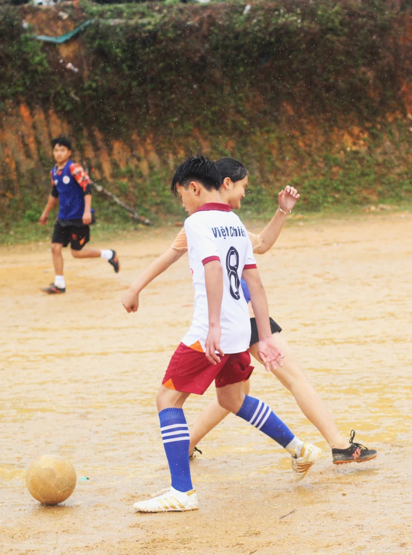 hoc-sinh-mien-nui-da-bong-duoi-con-mua-thuc-day-binh-dang-gioi-3.JPG