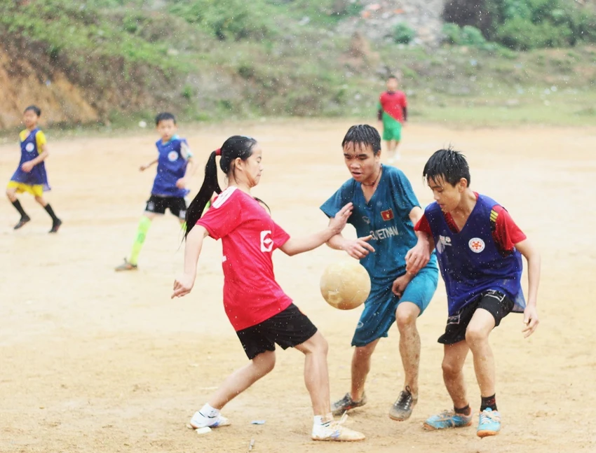 hoc-sinh-mien-nui-da-bong-duoi-con-mua-thuc-day-binh-dang-gioi--4.JPG