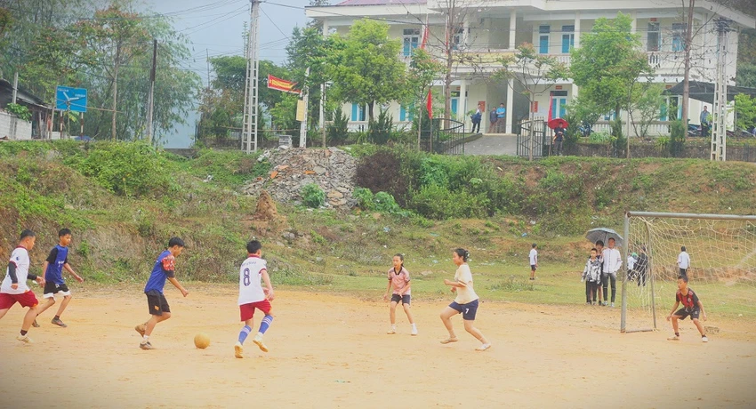 hoc-sinh-mien-nui-da-bong-duoi-con-mua-thuc-day-binh-dang-gioi--7.JPG