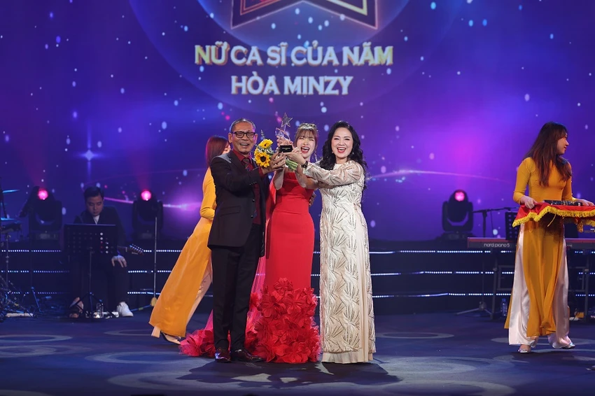 den-vau-gianh-cu-dup-hoa-minzy-la-nu-nghe-si-cua-nam-tai-giai-thuong-cong-hien-2.JPG