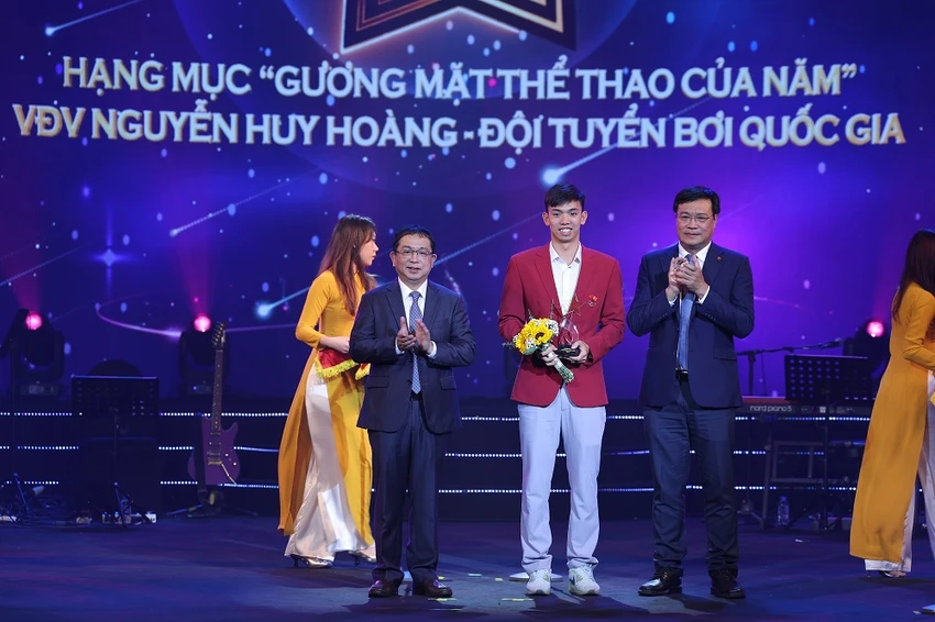 kinh-ngu-suot-ngay-cu-boi-cu-boi-va-cu-boi-gianh-giai-guong-mat-the-thao-cua-nam-2.JPG