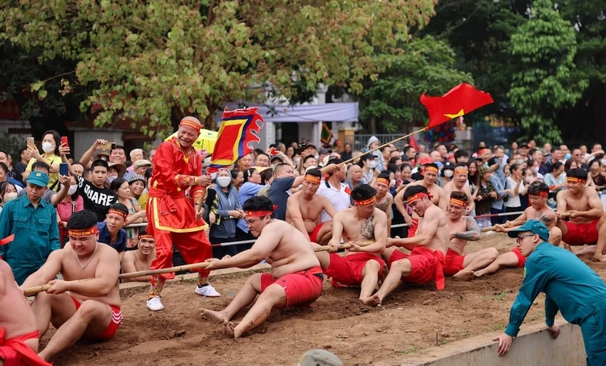 trai-trang-3-man-o-ha-noi-chan-co-chan-duoi-keo-co-ngoi.jpg