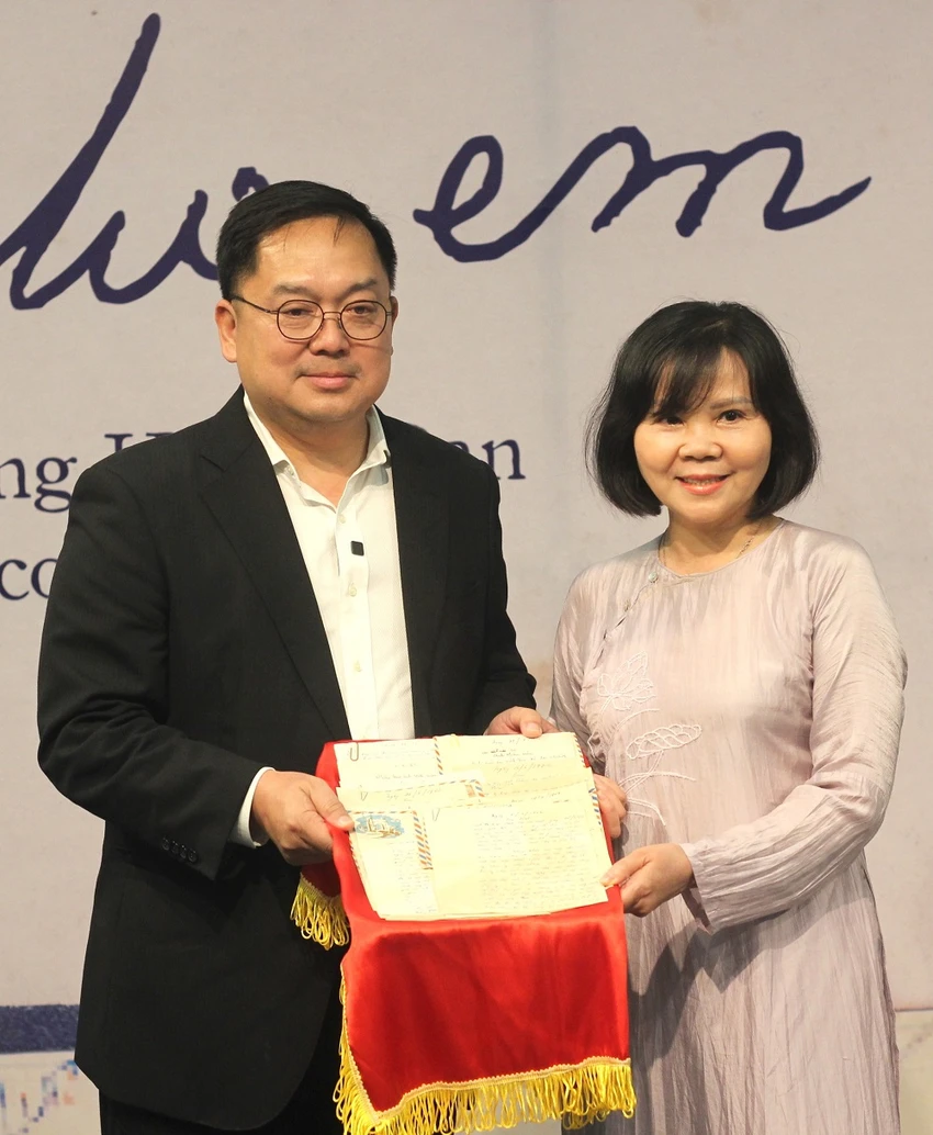 con-trai-tuong-hoang-dan-ba-tung-dap-xe-1-300km-de-ve-xin-cuoi-vo-3.JPG