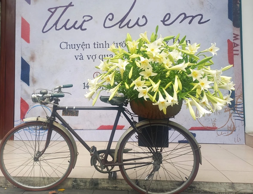 con-trai-tuong-hoang-dan-ba-tung-dap-xe-1-300km-de-ve-xin-cuoi-vo.jpg