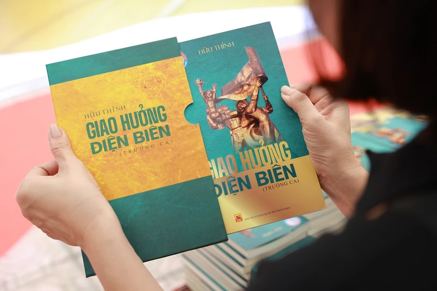 nha-tho-huu-thinh-mot-minh-mo-chien-dich-dien-bien-bang-van-chuong-o-tuoi-82-3.JPG