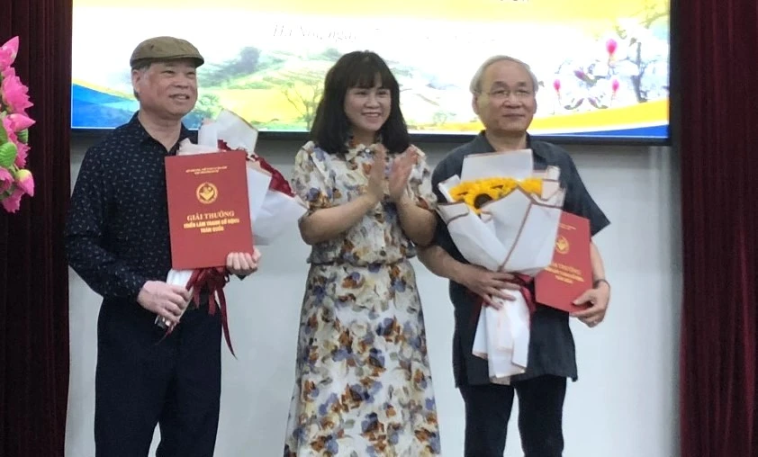 trao-16-giai-thuong-tranh-co-dong-tuyen-truyen-70-nam-chien-thang-dien-bien-phu.jpg