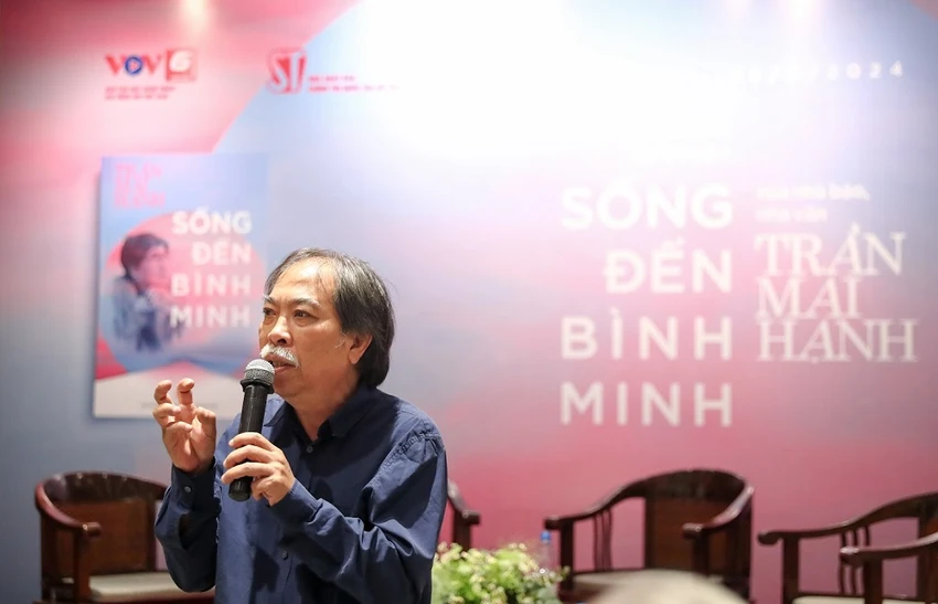 nha-bao-tran-mai-hanh-da-nhin-vao-tat-ca-bong-toi-va-den-voi-binh-minh-2.JPG